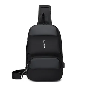 Schwarze Herren Brusttasche mit USB-Ladeanschluss und zwei Reißverschlussfächern