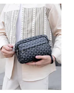 Homme portant un sac messager à motif géométrique en nylon imperméable avec zips argentés