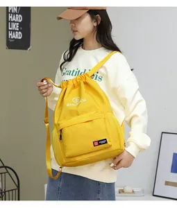 Zaino giallo impermeabile in tessuto Oxford con coulisse, tasca esterna e tasche laterali a rete