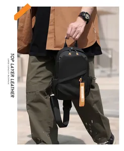 Détail du sac de poitrine en tissu Oxford avec sangle orange et fermeture éclair