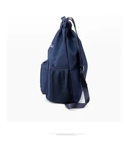 Vista laterale dello zaino blu navy impermeabile con coulisse e tasca laterale in rete