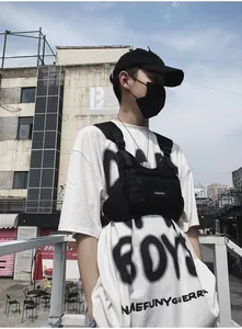 Detalle de pechera táctica con hebillas ajustables y diseño urbano estilo streetwear