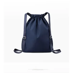 Dettaglio dello zaino blu scuro in tessuto Oxford impermeabile con spalline regolabili