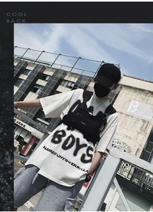 Foto exterior de un bolso táctico de pecho negro con múltiples bolsillos y correas ajustables