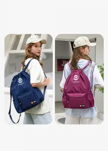 Détail montrant deux styles de port: sac à dos à cordon sur une épaule et mode sac à dos