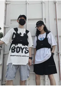 Detalle del bolso de pecho táctico techwear negro con correas ajustables y cremallera