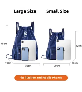 Comparaison de taille des sacs à dos à cordon bleu marine avec iPad Pro et téléphone