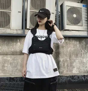 Bolso de pecho táctico negro streetwear con correas ajustables y diseño de múltiples bolsillos