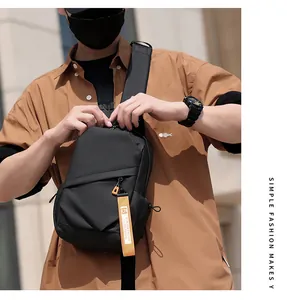 Sac de poitrine minimaliste en tissu Oxford noir pour homme avec bande jaune tendance