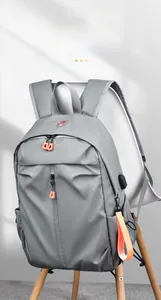 Détails du sac à dos de voyage gris foncé avec zips oranges et port de charge USB