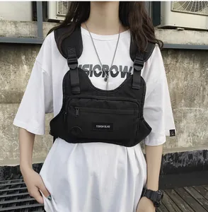 Detalle de pechera táctica negra con múltiples bolsillos y correas ajustables de nylon