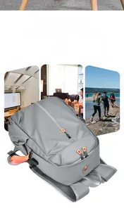 Détail du sac à dos gris clair avec port USB et bretelles en maille respirante