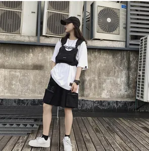 Bolso de pecho táctico streetwear combinado con camiseta ancha y pantalones cargo