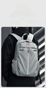 Détail macro d'un sac à dos d'affaires gris clair avec texture en nylon imperméable