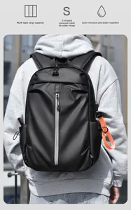 Détail des bretelles ergonomiques en S sur le sac à dos de voyage noir imperméable