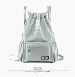 Détail du sac à dos à cordon vert clair montrant le nylon imperméable et le logo