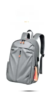 Détail du sac à dos étanche gris clair avec zips oranges et port de charge USB