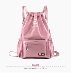 Détail du sac de sport rose à cordon avec tissu soyeux et logo de la marque