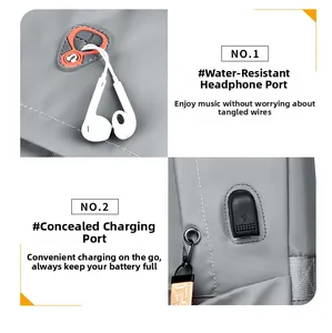 Détail de la prise casque étanche et du port de charge USB caché sur un sac à dos gris