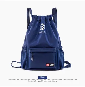 Détail du sac à dos à cordon bleu marine avec poche zippée et poches latérales filet