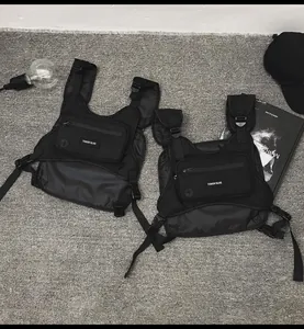 Vista detallada de bolsos tácticos de pecho negros de nailon con correas ajustables