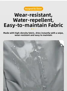 Détail du tissu imperméable haute densité avec gouttes d'eau sur un sac à dos gris