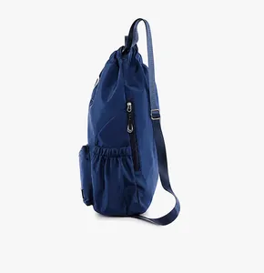 Vue latérale du sac à dos bleu foncé avec poche zippée verticale et filet latéral élastique