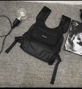 Vista plana de bolso táctico negro con textura de nailon y correas ajustables