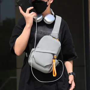 Sac de Poitrine en Tissu Oxford pour Hommes Sac à Bandoulière Mode Sac Sling Décontracté Avec Port de Charge USB Prise Casque Décor Orange