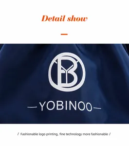Gros plan du logo YOBINOO blanc sur le tissu texturé d'un sac à dos bleu marine à cordon