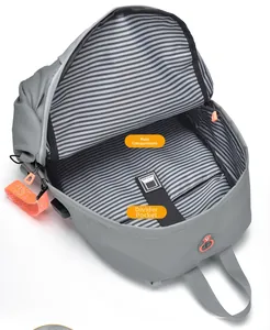 Détail de l'intérieur du sac à dos avec compartiment principal et housse d'ordinateur