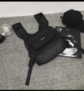 Detalle de la bolsa de pecho táctica que muestra el bolsillo con cremallera y el ojal