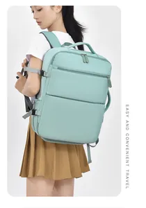 Dettaglio dello zaino da viaggio verde menta con tasche multiple e scomparto per scarpe