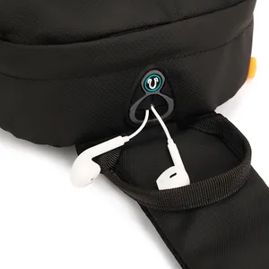 Sac de poitrine homme en tissu Oxford noir avec détail de port pour câble d'écouteurs