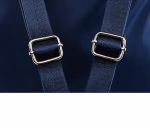 Gros plan des bretelles en nylon marine avec boucles réglables en métal sur le sac à cordon
