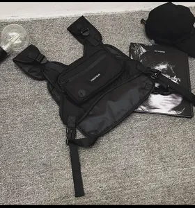 Detalle de riñonera táctica negra con correas ajustables y logotipo bordado