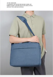 Gros plan d'une sacoche d'ordinateur bleu marine avec tissu texturé et boucles en métal
