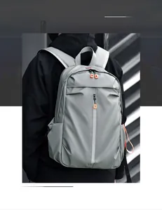 Détail du sac à dos techwear gris avec des touches orange et des sangles réfléchissantes