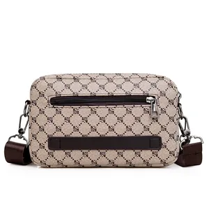 Sac bandoulière marron à motif géométrique avec sangle et boucle en métal argenté