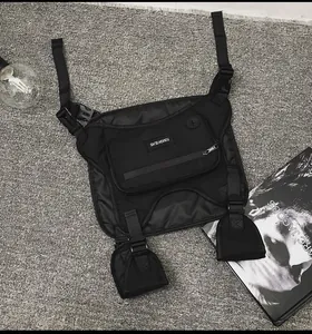 Detalle del bolso táctico negro de pecho con nailon duradero y correas ajustables