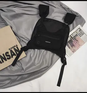 Detalle de la bolsa táctica negra de pecho con nailon duradero y correas ajustables