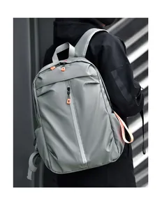 Détail du sac à dos fonctionnel gris clair avec fermetures éclair et sangles orange vif