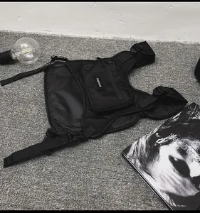 Detalle de chaleco táctico negro con correas ajustables y bolsillos de cremallera