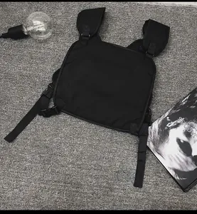 Detalle de riñonera táctica negra con correas ajustables y hebillas de alta calidad