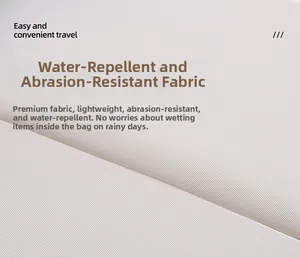 Dettaglio del tessuto dello zaino chiaro resistente all'acqua e all'usura