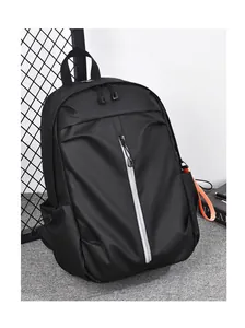 Détail du sac à dos pro noir imperméable avec fermeture éclair argentée et tirette orange