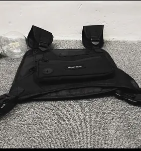 Detalle de la bolsa táctica de pecho negra con nailon y puerto para auriculares
