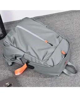 Détails d'un sac à dos d'affaires étanche avec fermetures orange et port de charge USB