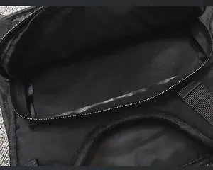 Detalle de la bolsa táctica negra que muestra el interior de nailon y bolsillo con cremallera