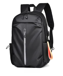 Vue latérale du sac à dos d'affaires noir avec port USB et tissu imperméable